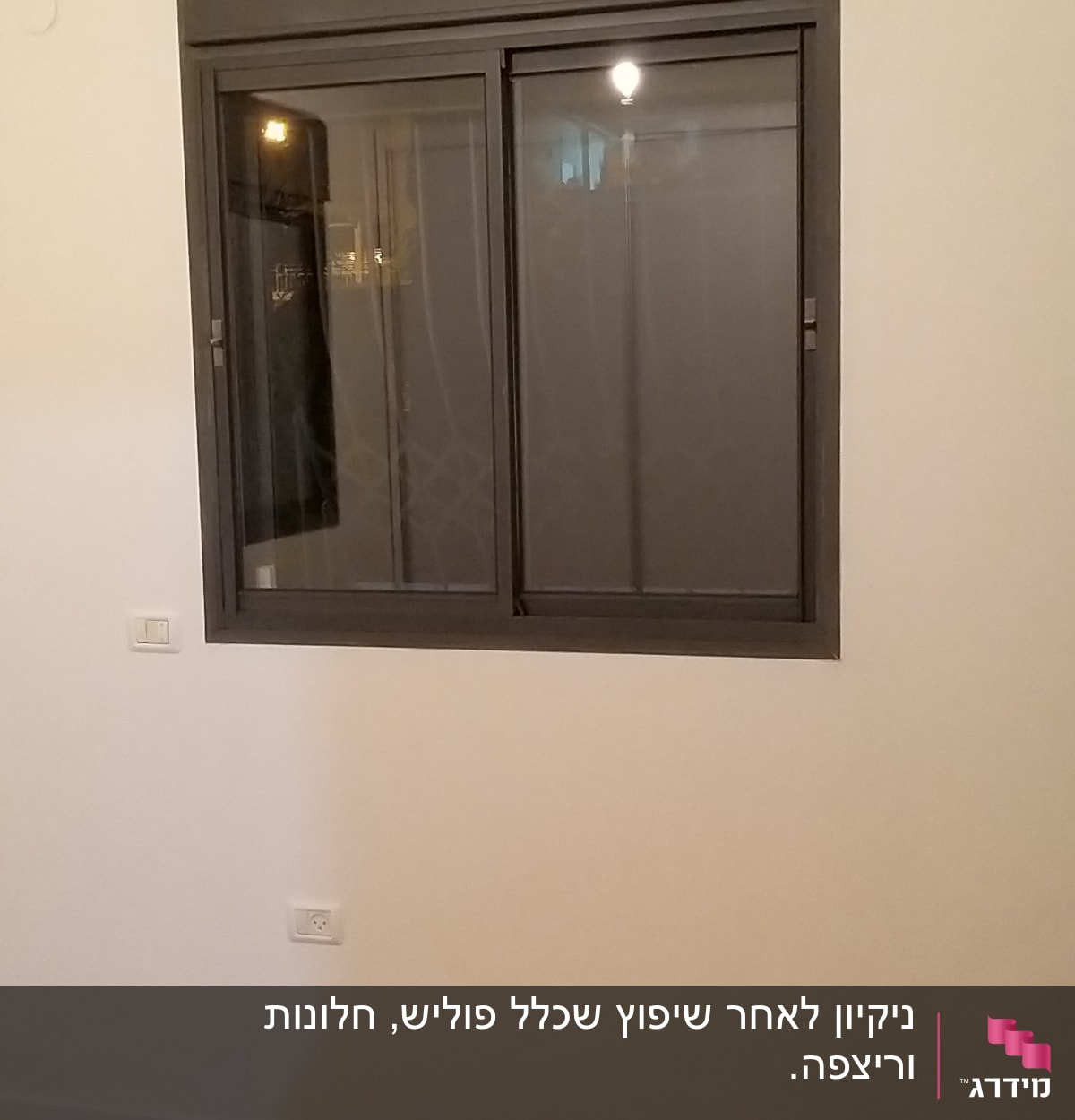 חלון נקי על קיר לבן עם רצפת עץ
